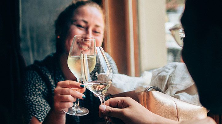 6 Flare-Proof Tips for Enjoying Happy Hour When You Have Rosacea